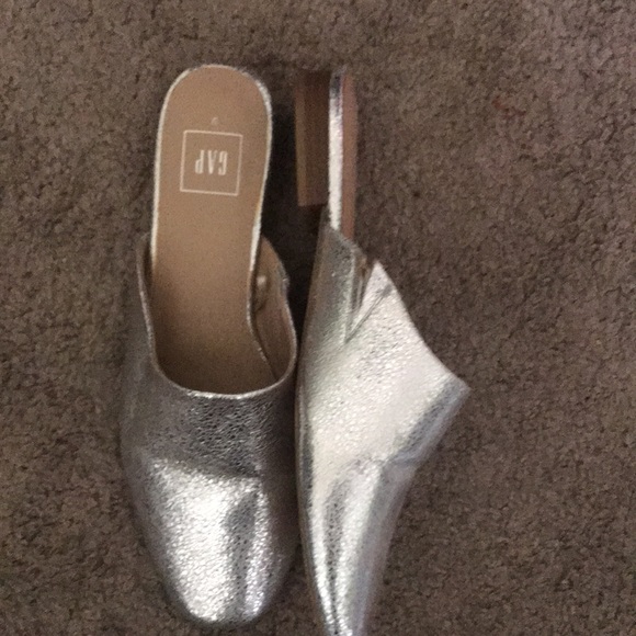 ****STUNNING SILVER MULES SIZE 9**** - Picture 2 of 3